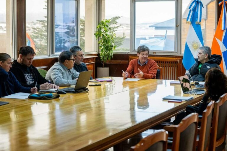 Docentes de Tierra del Fuego exigen un salario mínimo de $3,1 millones
