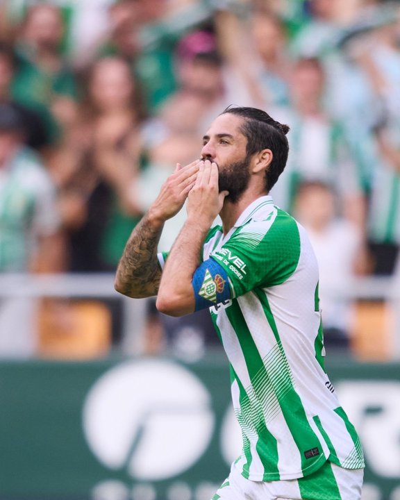 El Real Betis se impone con contundencia ante Osasuna y se mantiene en la cima de LaLiga