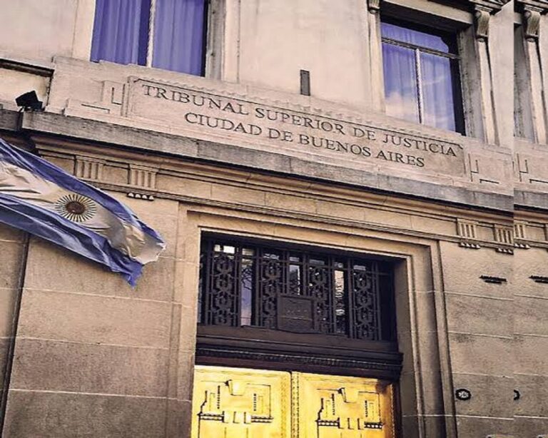 El Tribunal Superior revoca orden de asistencia a familia refugiada en Buenos Aires