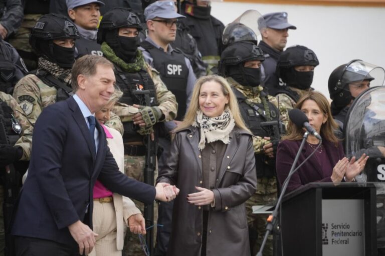 Karina Milei celebra el traslado de internos de la cárcel de Devoto