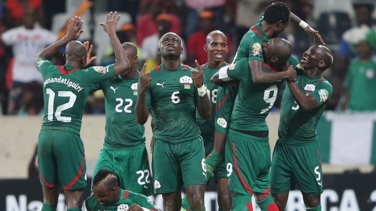 La curiosa camiseta de Burkina Faso sin escudo que sorprendió en 2012