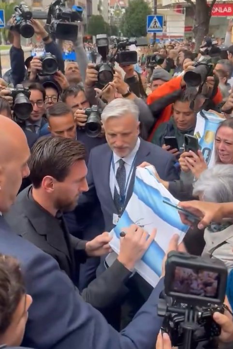 La emoción de un niño argentino tras conocer a Messi en Oviedo