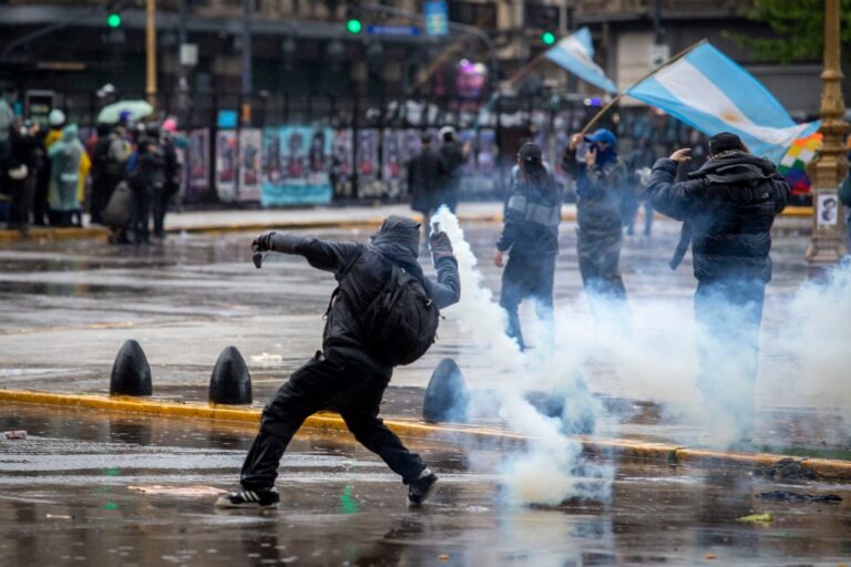 La oposición denuncia violencia estatal tras incidentes en la Marcha Federal Universitaria