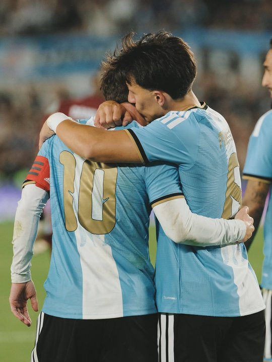 Lisandro Martínez se despide de Messi con un emotivo homenaje en redes
