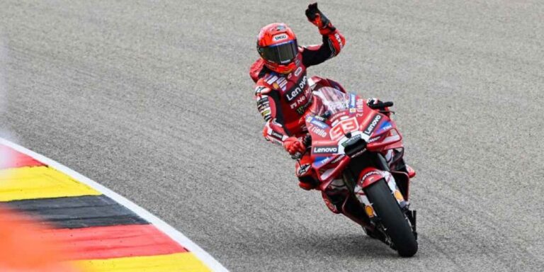 Marc Márquez se consagra en Australia y se apodera del liderazgo en MotoGP