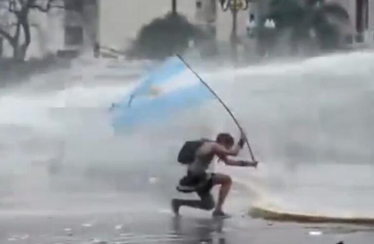 Milei enfrenta desafíos en el Congreso mientras se proyecta internacionalmente