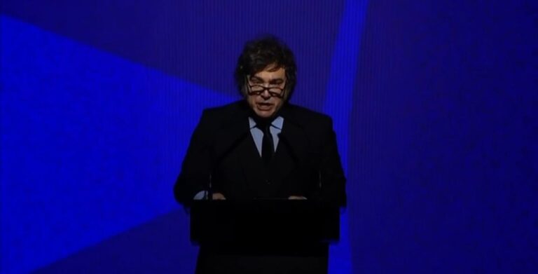 Milei lanza duras críticas a periodistas en evento de la Fundación Faro