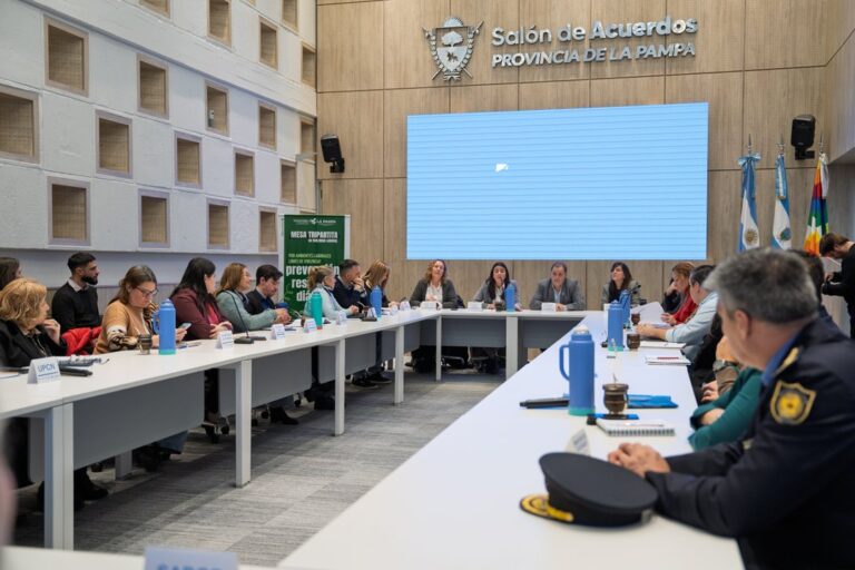 Postergación de la paritaria en La Pampa genera tensiones entre gremios y el gobierno