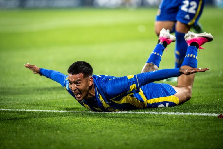 Rosario Central se afianza como líder tras vencer a Huracán