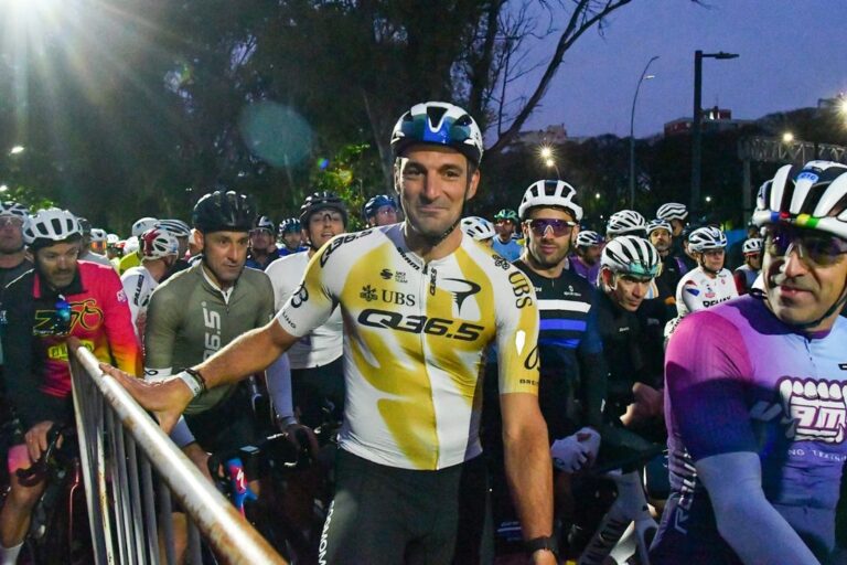 Scaloni pedaleó en el Gran Fondo Buenos Aires junto a miles de ciclistas