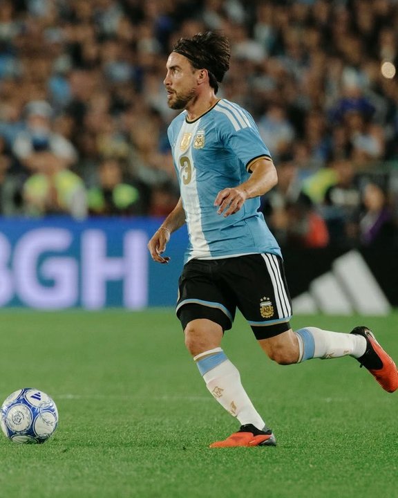 Tagliafico critica la calidad del fútbol argentino: ‘Empezó a bajar’