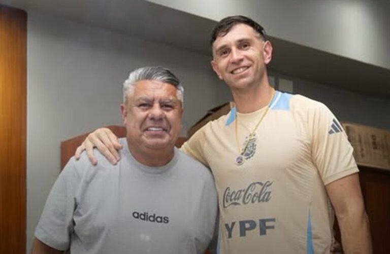 Tapia envía su apoyo al Dibu Martínez tras su operación