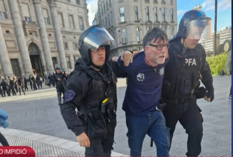 Tres detenidos tras intento de ingreso forzado a la Casa Rosada