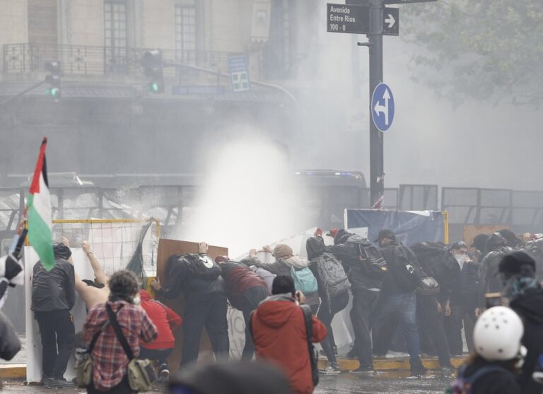 Violencia en la Marcha Federal Universitaria: la Policía responde con gases y agua