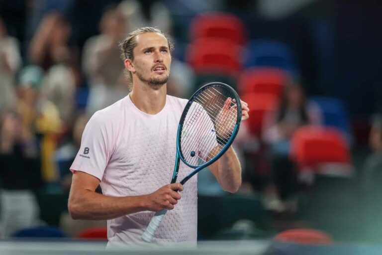 Zverev avanza a semifinales del Masters de Shanghái tras vencer a De Miñaur