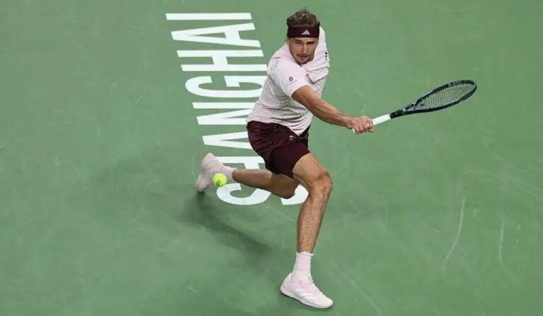 Zverev se impone en un intenso duelo y avanza a cuartos en Shanghái